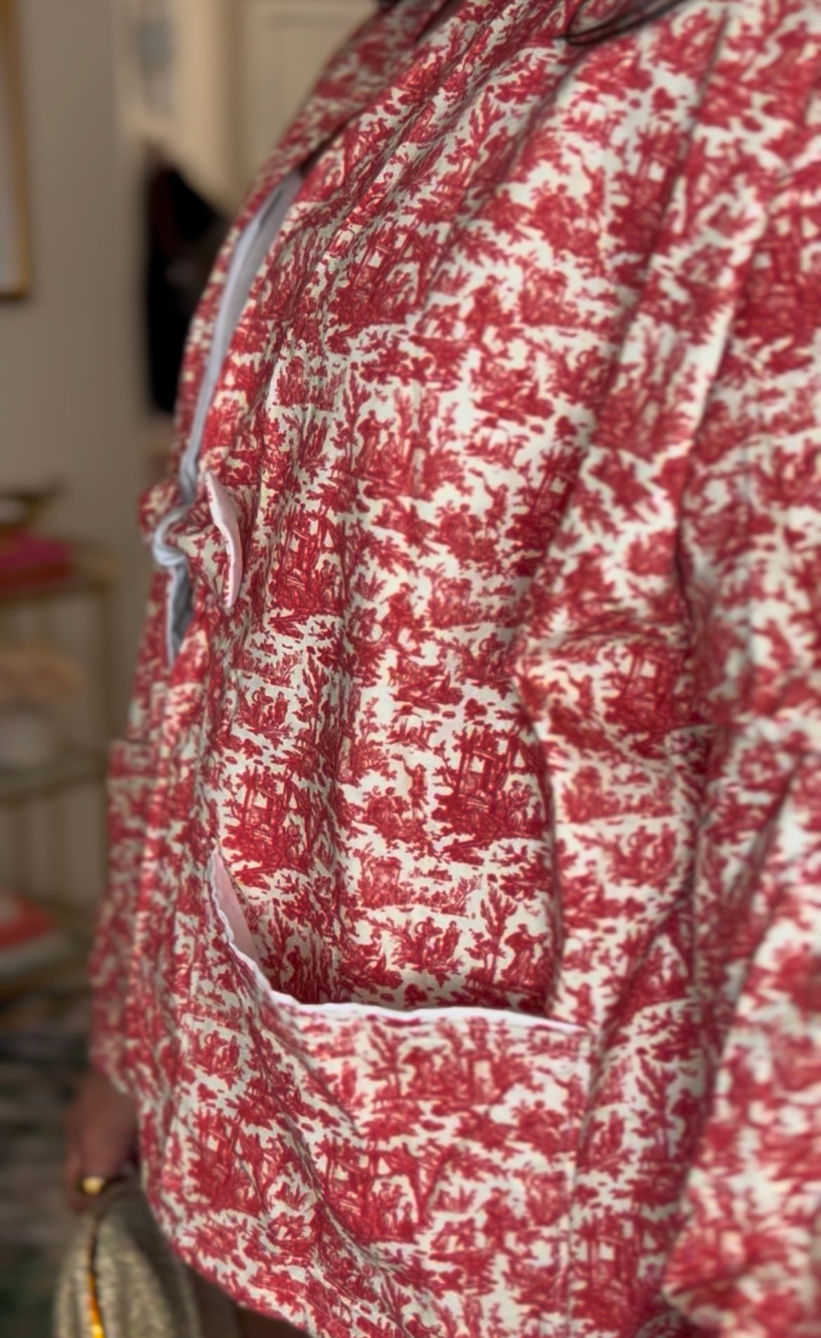 Handmade jacket featuring a red miniature toile de Jouy print on a soft cotton. Designed with roomy front pockets and an open front, and a subtle waist tie for easy layering. Ethically made in the USA from upcycled deadstock fabric. Classic with a playful twist-pairs perfectly with denim or dresses. 